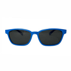  A armação azul vibrante é apresentada com lentes escuras que contrastam com o tom da moldura. A borda é levemente curvada, criando uma aparência moderna e casual.