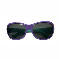A moldura em tom roxo brilhante é destacada com lentes escuras que criam um contraste ousado. O formato arredondado das lentes oferece um toque lúdico e descontraído.