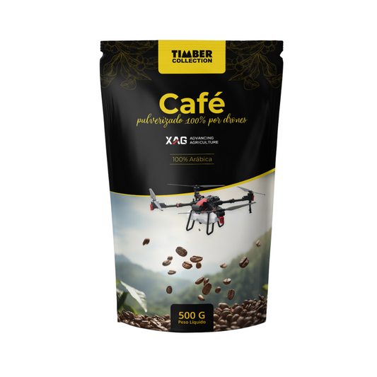 Na frente, destaca-se o texto "Café pulverizado 100% por drones", com o logo da XAG Advancing Agriculture, especificando "100% Arábica". Há uma imagem de um drone agrícola e grãos de café em queda.