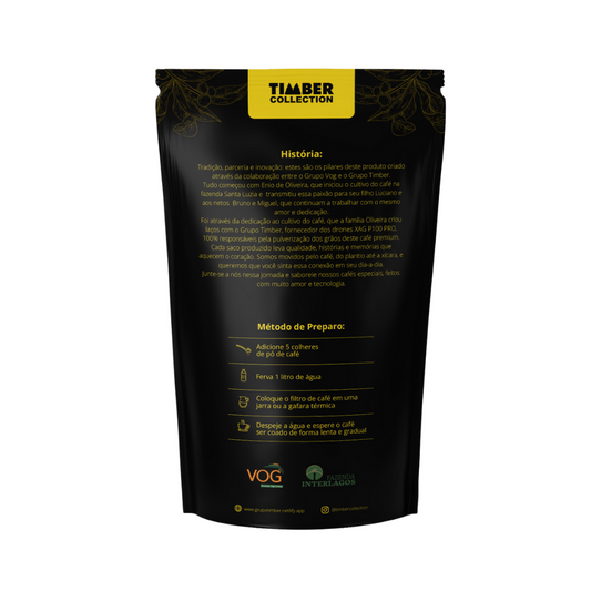 A parte traseira inclui a história do produto, ressaltando tradição, inovação e a colaboração com o Grupo Timber e Grupo VOG. Também há instruções para preparo, informações sobre qualidade e logotipos parceiros.