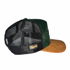 Tela preta com etiqueta da marca "Timber" em tom dourado.