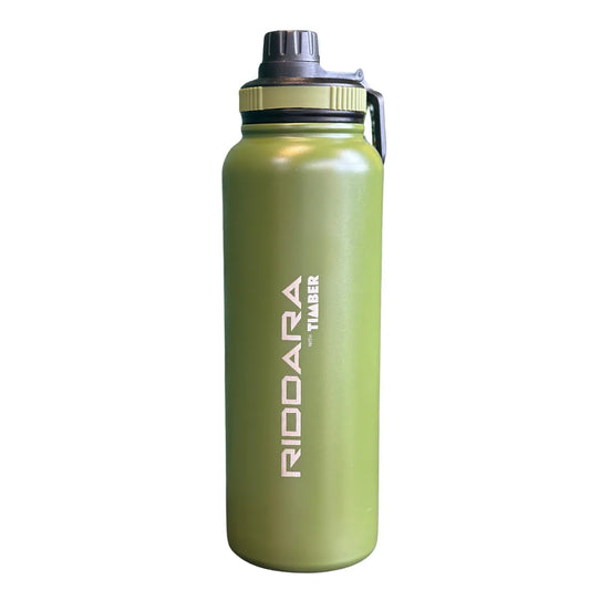 Acabamento sofisticado na cor verde militar, ideal para aventuras ao ar livre. Tampa preta com detalhe em verde e alça lateral prática. Inscrição "RIDDARA with TIMBER" em branco na lateral, reforçando a identidade da marca.