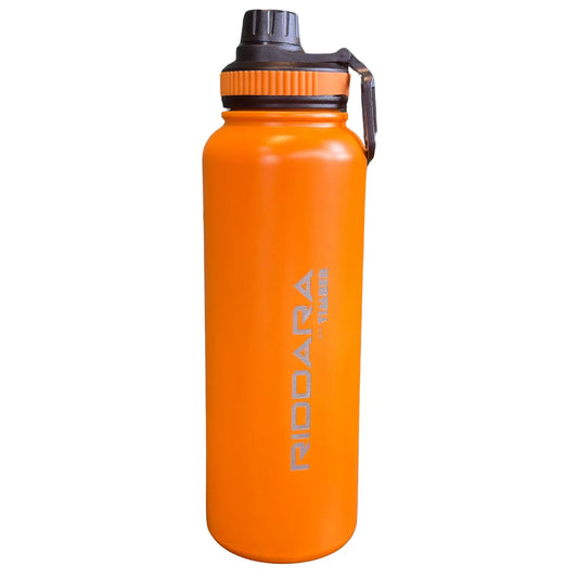 Design robusto e moderno na cor laranja vibrante. Tampa preta com detalhe em laranja e alça lateral para fácil transporte. Logo "RIDDARA with TIMBER" estampado na vertical em branco, destacando a parceria.