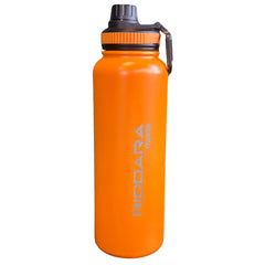 Design robusto e moderno na cor laranja vibrante. Tampa preta com detalhe em laranja e alça lateral para fácil transporte. Logo "RIDDARA with TIMBER" estampado na vertical em branco, destacando a parceria.