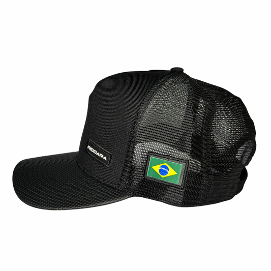 Tela preta com etiqueta bordada "TIMBER" e bordado da bandeira do Brasil.