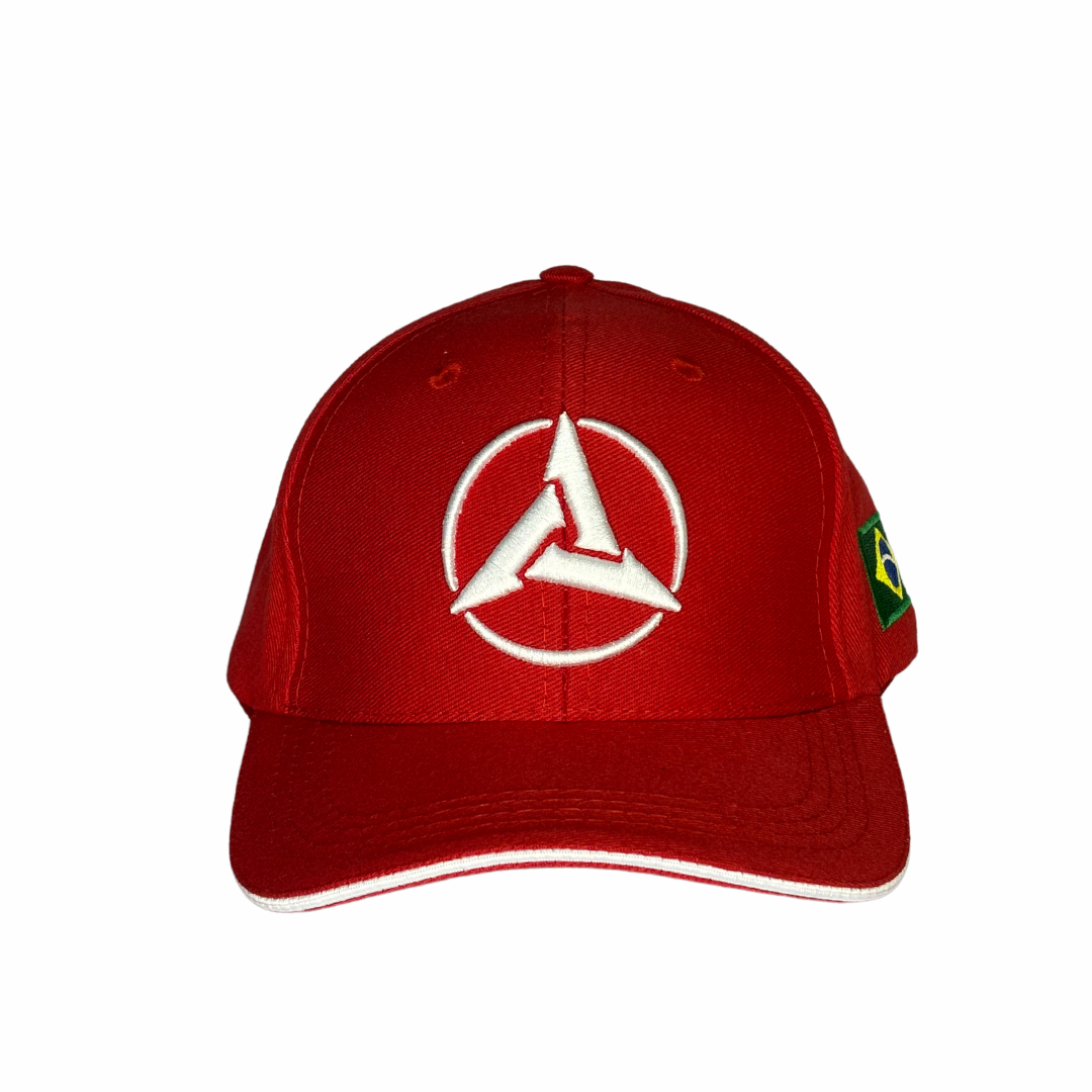 Vista frontal do boné vermelho com o logotipo branco em formato triangular estilizado dentro de um círculo.