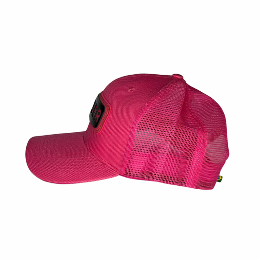 Boné rosa com tela de malha na parte traseira e lateral direita sem outros elementos visíveis.