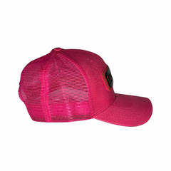 Boné rosa com tela de malha na parte traseira e lateral direita sem outros elementos visíveis.