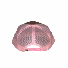 Vista traseira do boné, evidenciando a tela rosa que proporciona ventilação. Possui fecho ajustável em plástico rosa para garantir o conforto.
