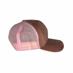  Boné de aba curva com parte frontal em tecido rosado e lateral/traseira em tela rosa. Design casual e ventilado, ideal para uso em dias quentes.