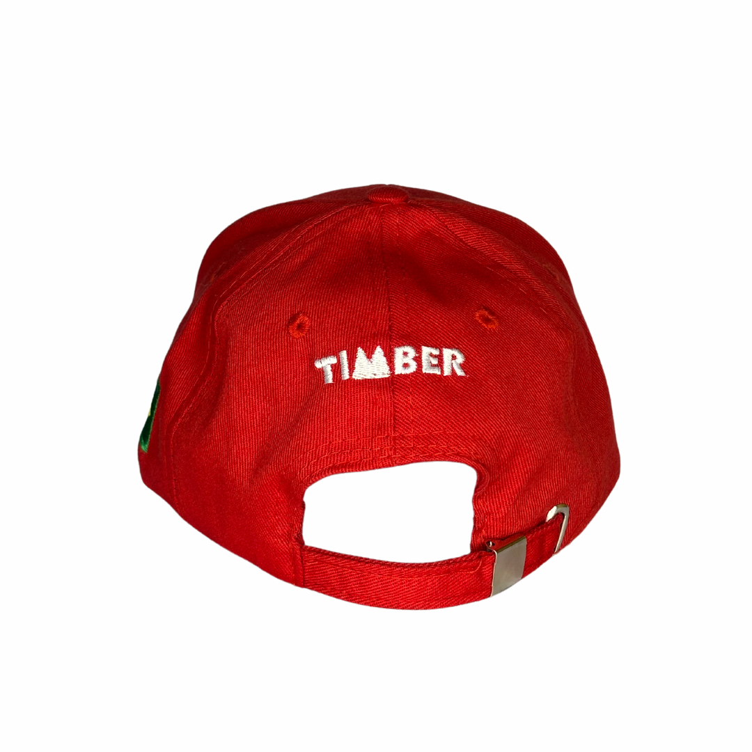 Vista traseira do boné vermelho com o texto "TIMBER" bordado em branco no centro.