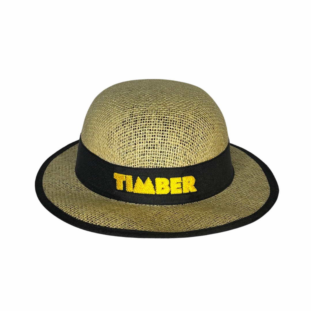 Chapéu de palha com fita preta e bordado "TIMBER" em amarelo. Combina rusticidade com modernidade.

