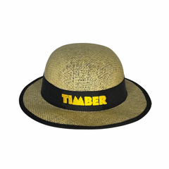 Chapéu de palha com fita preta e bordado "TIMBER" em amarelo. Combina rusticidade com modernidade.

