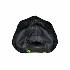 Fecho ajustável em plástico preto e detalhe da bandeira do Brasil na parte inferior.