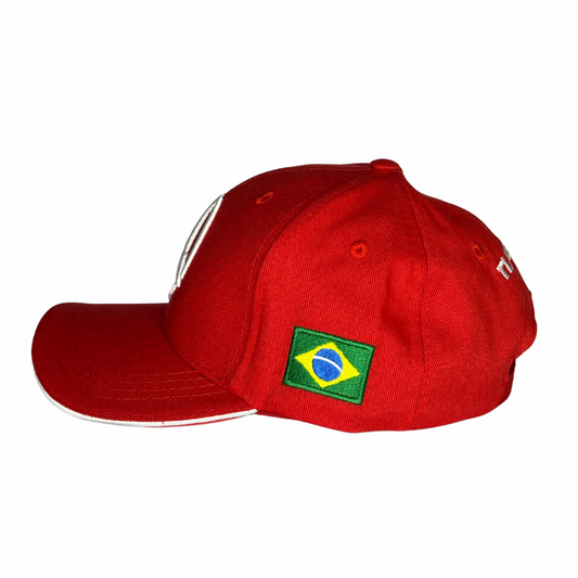 Vista lateral esquerda do boné vermelho com a bandeira do Brasil bordada.