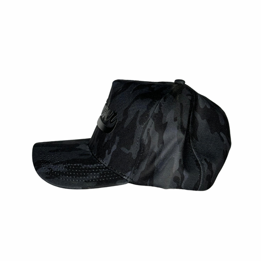 Boné com padrão camuflado em preto e cinza. Aba com acabamento perfurado e estrutura bem ajustada.