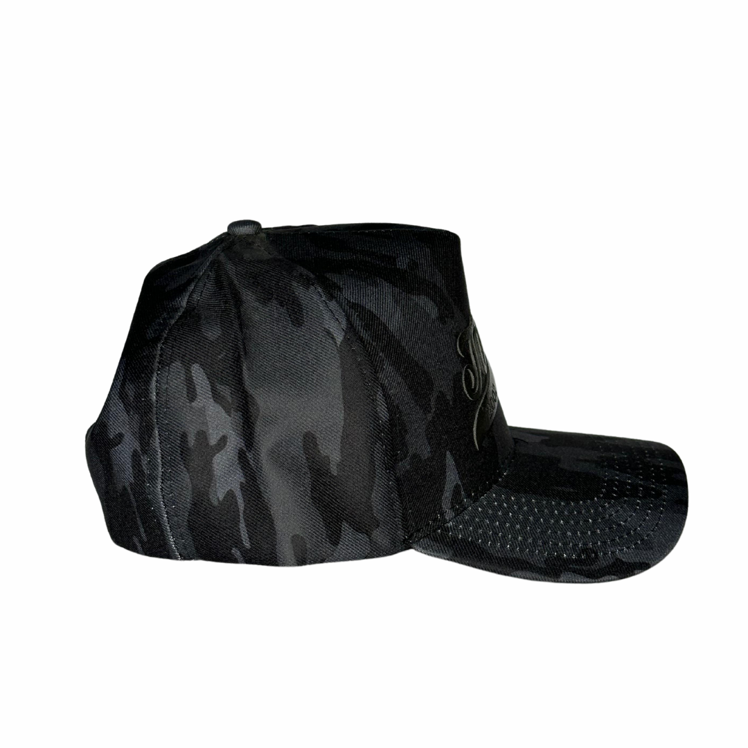 Mesma estampa camuflada do lado esquerdo, com design limpo e moderno.