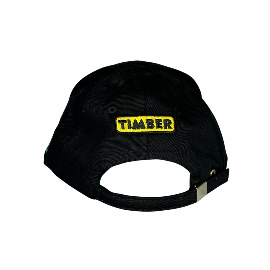 Vista traseira do boné preto com o texto "TIMBER" bordado em amarelo e preto no centro.