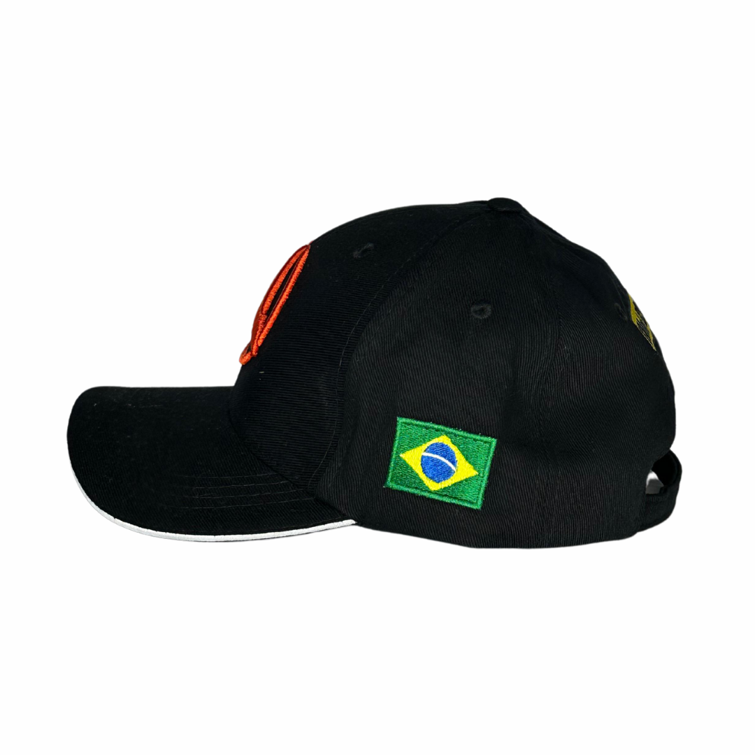 Vista lateral esquerda do boné preto com um pequeno detalhe bordado discreto e a presilha ajustável metálica visível.