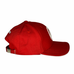 Vista lateral direto do vermelho com um pequeno detalhe bordado discreto e a presilha ajustável metálica visível.