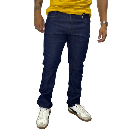 A calça jeans é de cor escura, com um design clássico de quatro bolsos. Possui costura visível nas laterais, bolsos e cós. O corte é reto e é bem ajustada ao corpo.
