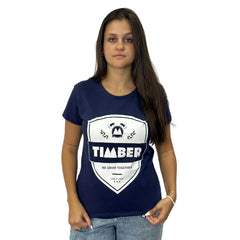 Modelo usando camiseta azul feminina 100% algodão com estampa branca 'TIMBER' e slogan 'We Grow Together'.
