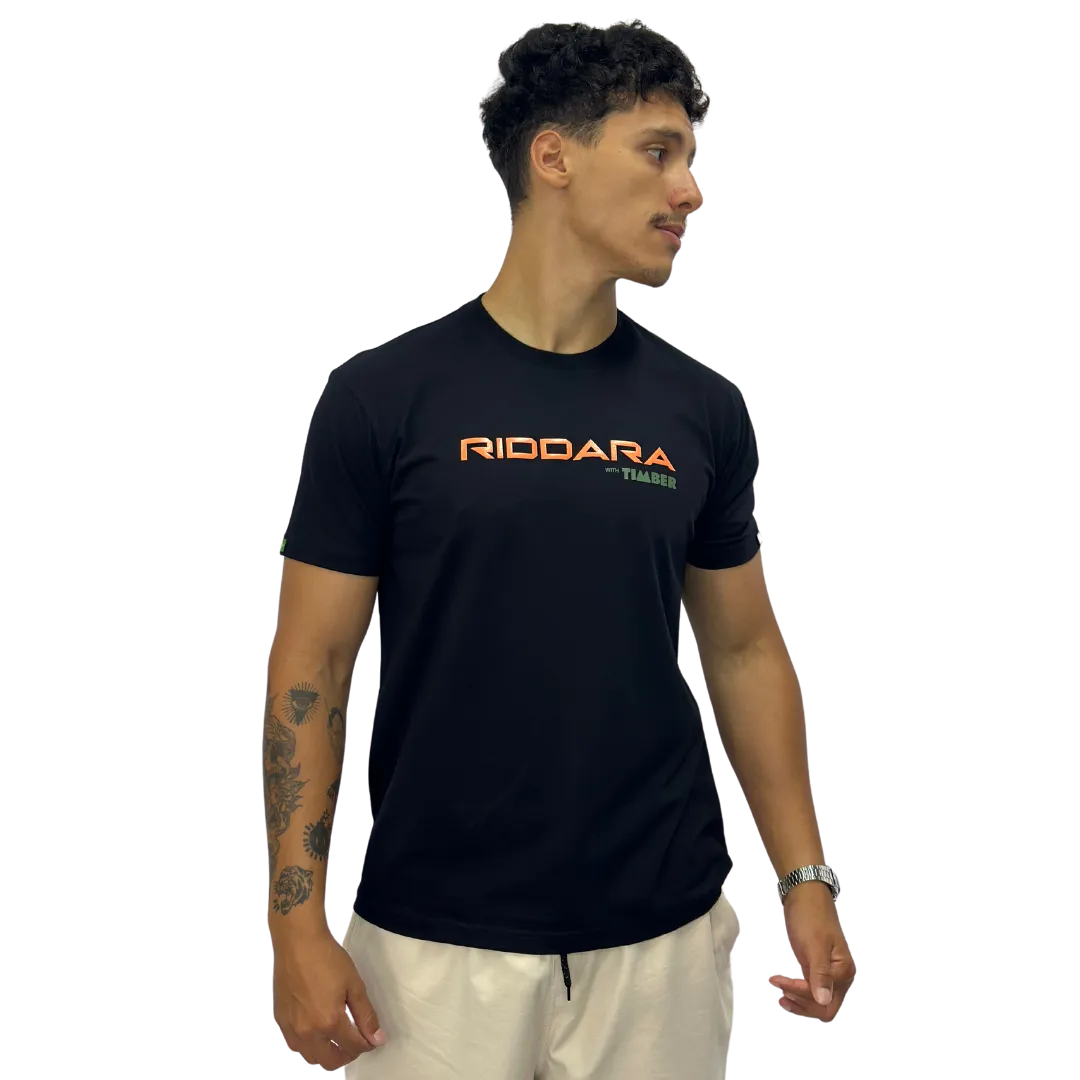 Camiseta masculina preta 100% algodão com estampa "Riddara with Timber" em destaque no peito.