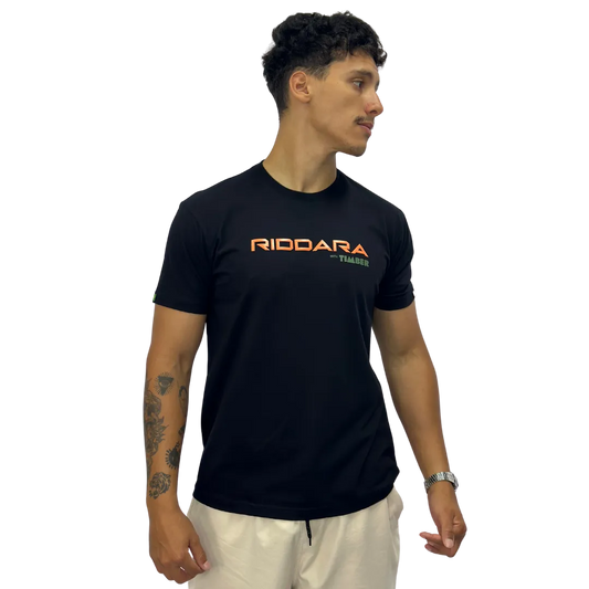 Camiseta masculina preta 100% algodão com estampa "Riddara with Timber" em destaque no peito.
