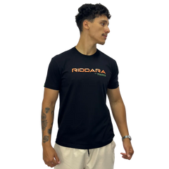 Camiseta masculina preta 100% algodão com estampa "Riddara with Timber" em destaque no peito.