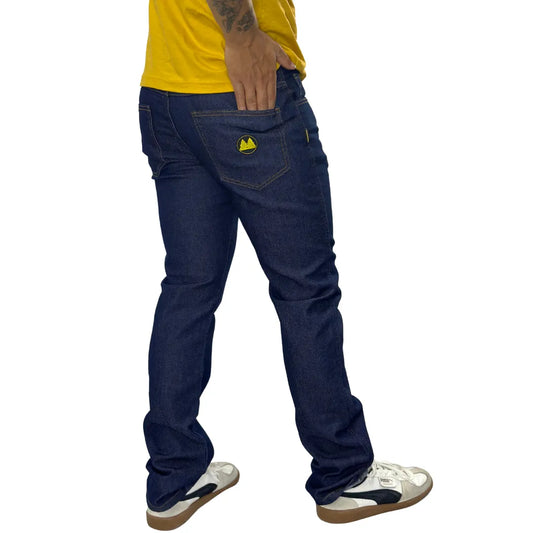 calça jeans é de cor azul escura e tem um logotipo bordado em amarelo e preto no bolso traseiro. A calça tem um design de bolso padrão e um ajuste reto. 