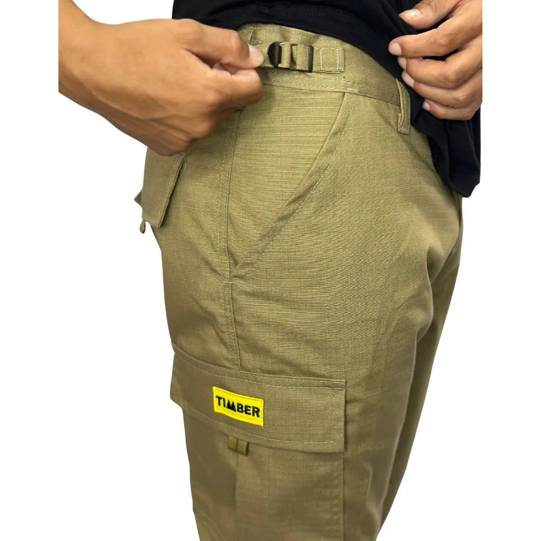 Calça masculina cargo Caqui com ajuste lateral e bolso com logo "TIMBER" em amarelo.