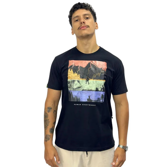 Camiseta masculina preta 100% algodão com estampa colorida de paisagem com montanhas, florestas e cenas ao ar livre. Inclui o texto "Power Everywhere".
Nome sugerido: "Camiseta EcoFlow Paisagem Outdoor"